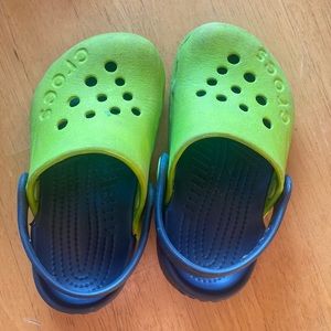 Toddler crocs size 7 green and navy